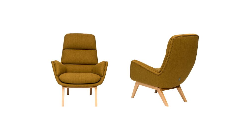 Кресло на деревянных опорах