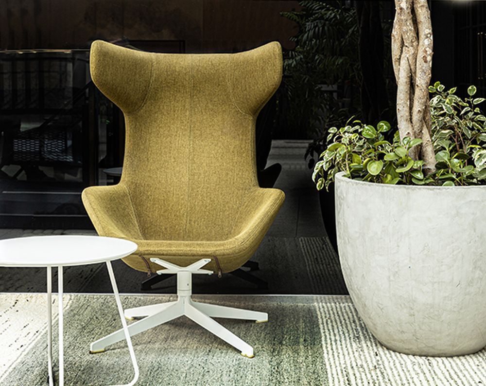 Кресло на поворотной крестовине