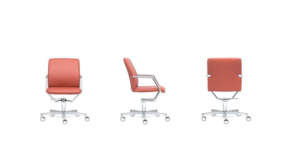 Кресло со средней спинкой на специальном механизме